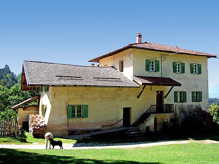 Der Thalhof mit dem Herrnhaus rechts angebaut.